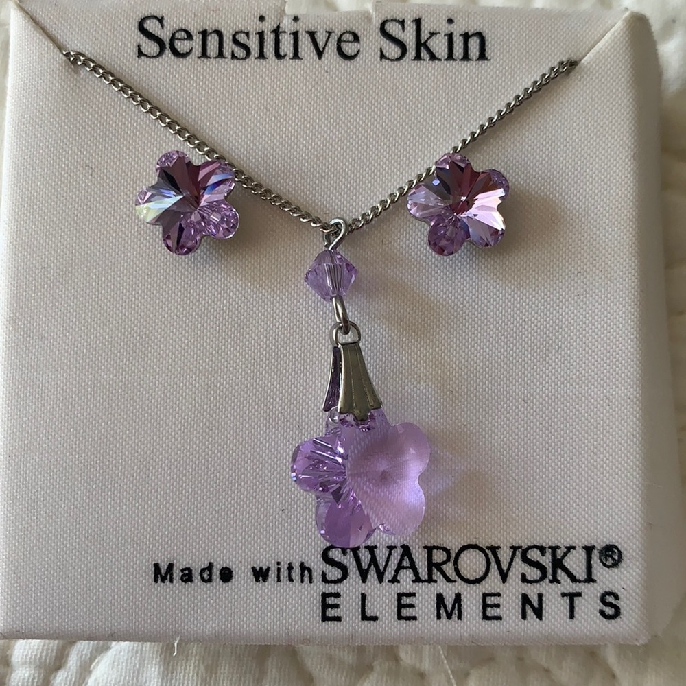 Women’s Swarovski Crystal Flower Necklace And Earring set.